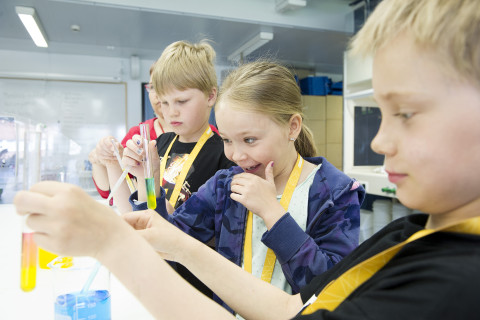 Lapset tutkailevat koeputkia