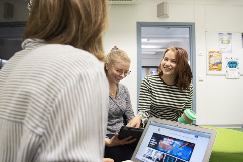 Opiskelijoita Kuopion kampuksella