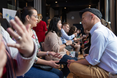 Tutkijat keskustelemassa pareittain neurotieteen pikadeiteillä.