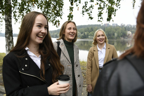 Opiskelijat keskustelevat ryhmässä yliopiston kampuksella.