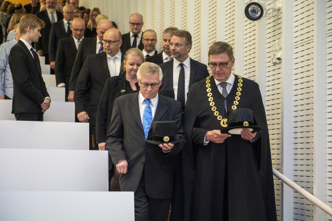 Rehtoreiden Mönkkönen ja Siiskonen johtama avajaiskulkue.