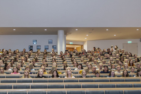 Opiskelijoita Carelia-salissa