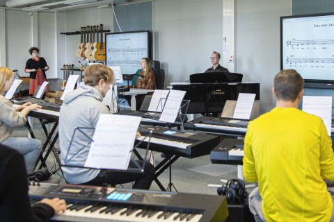 Musiikinopettajat ja oppilaat