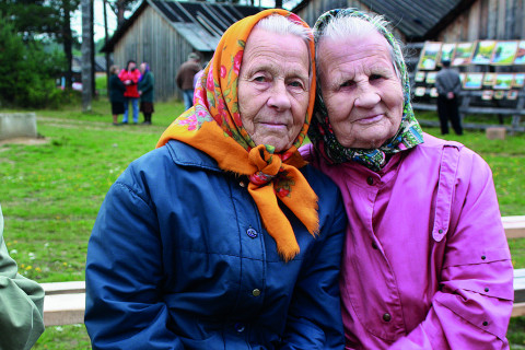 Vanhukset istuvat penkillä