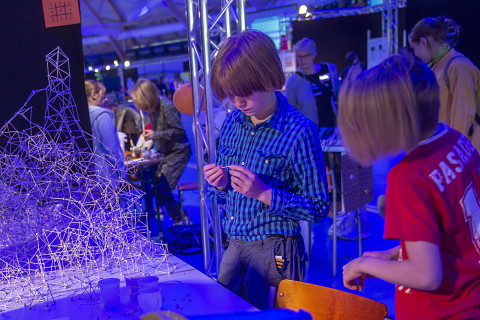 SciFest-tiedetapahtuman osallistujia.