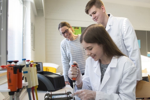 Steffi Goffart ja normaalikoulun oppilaita laboratoriossa.