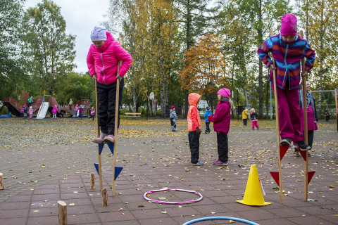 Oppilaat välitunnilla.