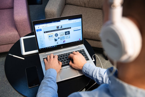 Opiskelija työskentelee tietokoneella.