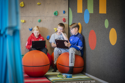 Oppilaat opiskelevat monitoimitilassa