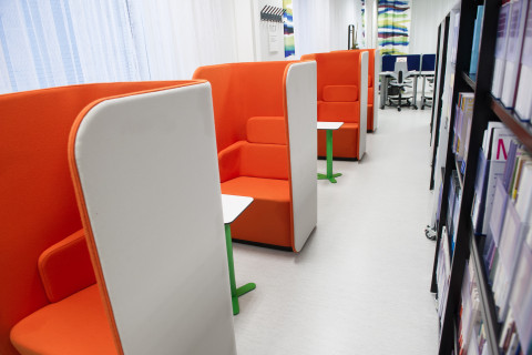 KYSin tieteellisen kirjaston lukupisteitä.