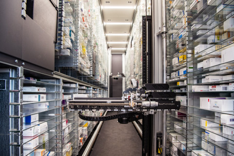 Robotti toimittaa lääkepakkauksia Itä-Suomen yliopiston apteekissa.