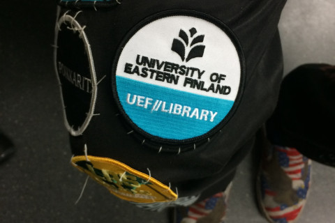 Kirjaston haalarimerkki 