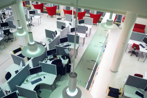 Joensuun kampuskirjaston työskentelyalue