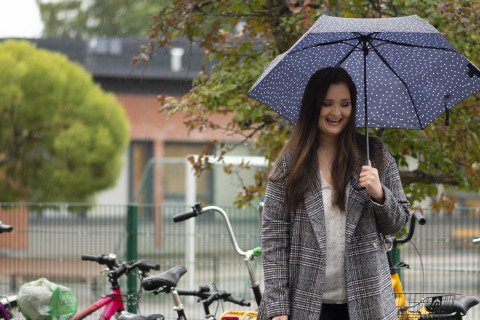opiskelija sateenvarjon alla
