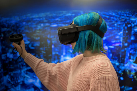 Opiskelija käyttää VR-laseja