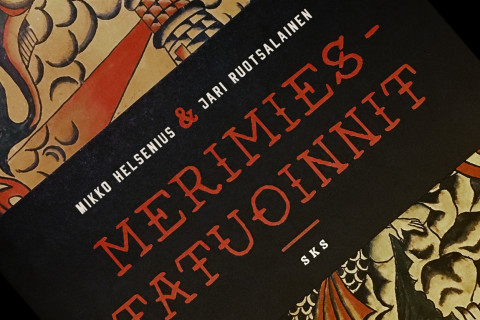 Merimiestatuoinneista kertovan kirjan kansi.