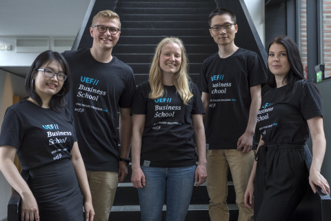 Kuva UEFin opiskelijoista.