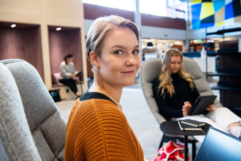 Opiskelijoita työskentelemässä UEFin kirjastossa.