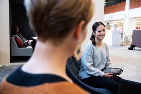 Opiskelijoita UEFin kirjastossa.