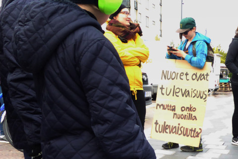 Poika protestoi ilmastonmuutosta vastaan.