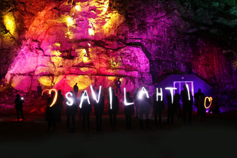 Savilahti Stage -keskusteluohjelman kuvituskuva.