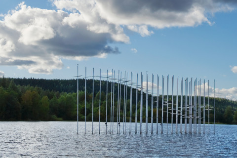 Lentoon -veistos Savilahdessa.