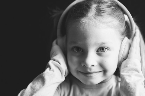 Tyttö kuulokkeet korvilla.