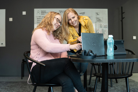 opiskelijat tutkivat jotain tietokoneen ruudulta