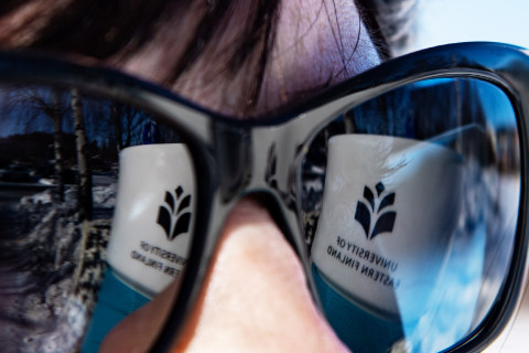 UEF-teksti heijastuu aurinkolaseista.