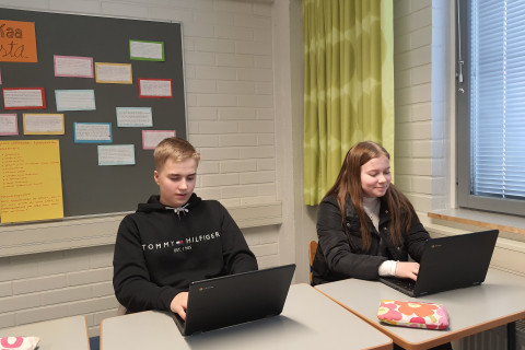 Yhdeksäsluokkalaiset tekemässä yhteishakua