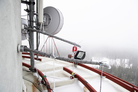 Tutkimuslaitteita Puijon tornissa.