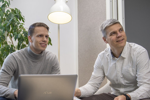 Opiskelija ja opettaja.