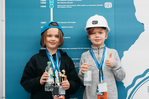 Kaksi poikaa poseeraavat.