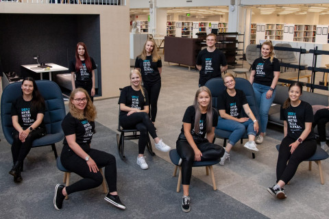 UEF-lähettiläiden ryhmäkuva kirjastolla