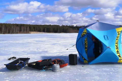 Maisema jäiseltä järveltä