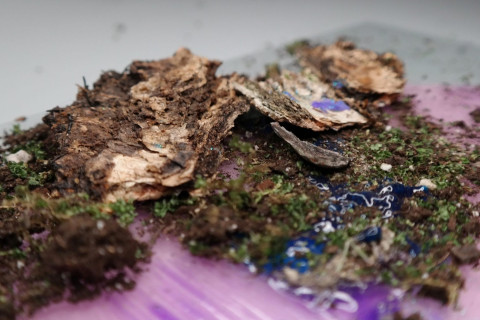 Kuvassa nykytaideinstallaatio eri materiaaleista