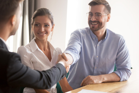 Henkilöt kättelemässä.