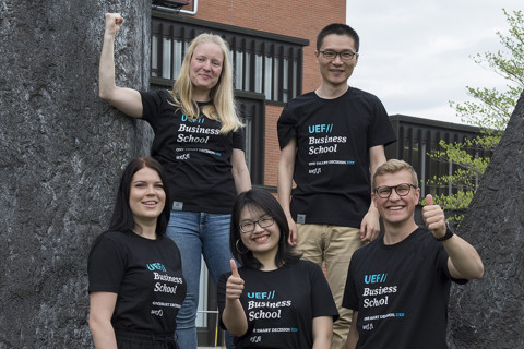 Kuvassa kauppatieteiden opiskelijoita