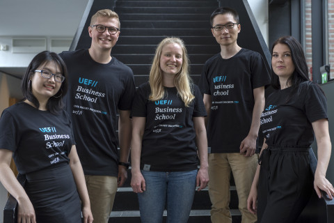 Kauppatieteiden opiskelijoita portaikossa kampusalueella.