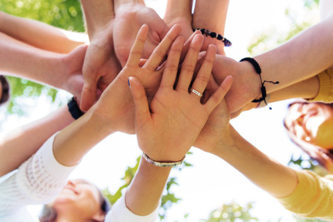 Ystävät pitävät käsiä yhdessä.