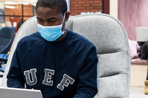 Two students in the UEF library.