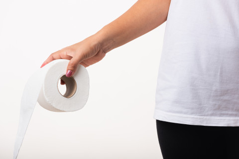 WC-paperirulla kädessä