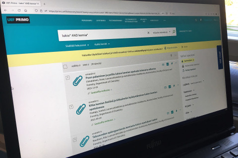 UEF-Primon hakunäkymä: Haku lukio* AND kemia*, rajaus Opinnäytteet, kolme uusinta tulosta.