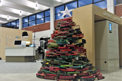 kirjasto, kirjoista koottu joulukuusi, läppäriautomaatti