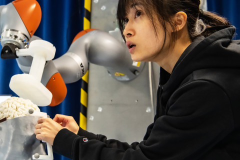 Nainen työskentelee laboratoriossa.