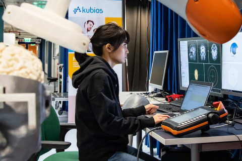 Nainen työskentelee laboratoriossa.