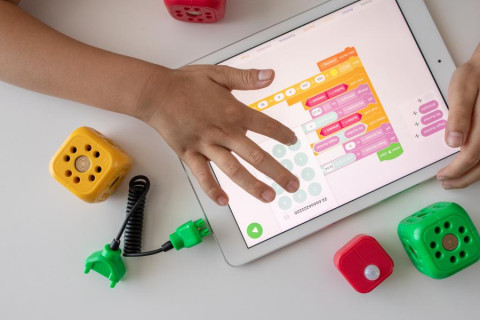 kädet, tablettitietokone, muovipalikoita