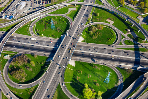 Ilmakuva moottoritien monitasoliittymästä.