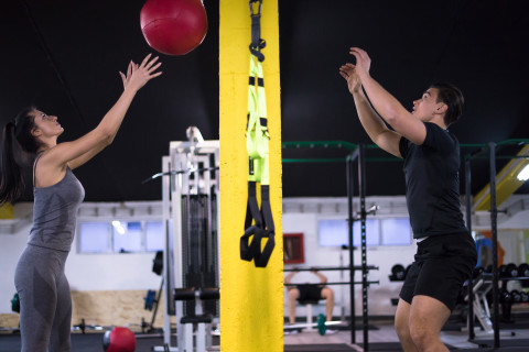 Urheilijat pelaavat pallopeliä.