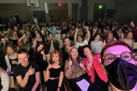 Iloinen norssijoukko viihtymässä konsertissa